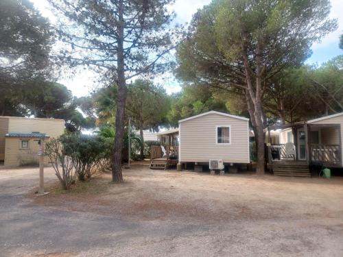 Budova, kde se kemp nachází