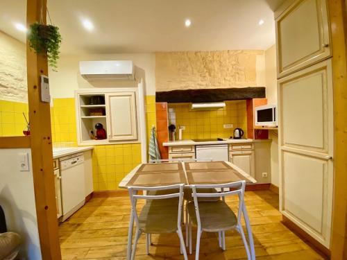 Η κουζίνα ή μικρή κουζίνα στο Maison de ville Le Rempart