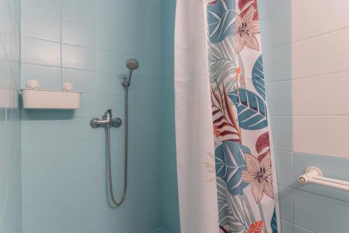 a shower in a bathroom with a shower curtain at Gîte Le 878 in Roquefort-des-Corbières