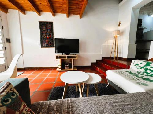 a living room with a couch and a tv at Centrico y Completo Departamento en Posadas in Posadas