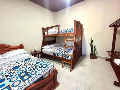 Giường trong phòng chung tại Lemon Garden