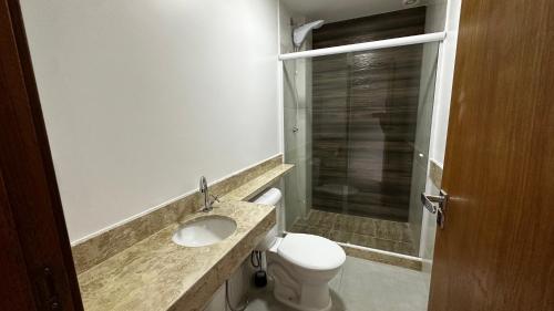 un bagno con wc, lavandino e doccia di Apartamento completo em Petrópolis a Petrópolis