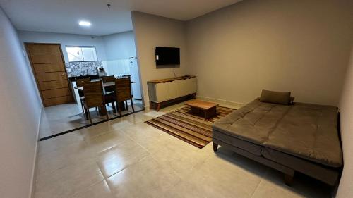 un soggiorno con un letto e una sala da pranzo di Apartamento completo em Petrópolis a Petrópolis