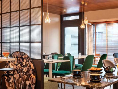 Ein Sitzbereich in der Unterkunft Mercure Paris Montparnasse Pasteur