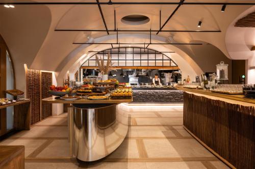 ein Buffet in einem Restaurant mit Speisen auf der Theke in der Unterkunft Radisson Blu Zaffron Resort, Santorini in Kamari