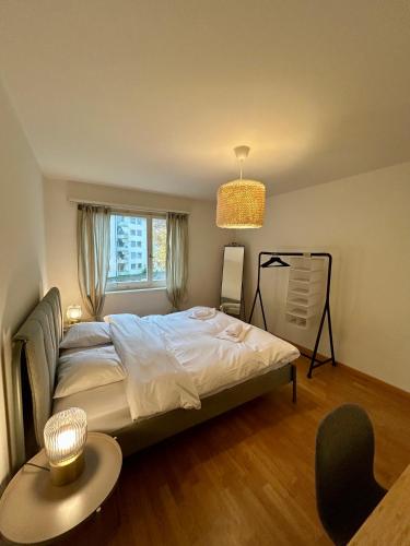 チューリッヒにあるSimple 2BR Apartment with Natural Lightの大きなベッドと窓のある寝室