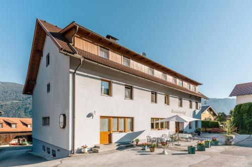 Una vista del edificio de la casa de huéspedes. en Doppel-Zimmer am Ossiacher See, en Altossiach