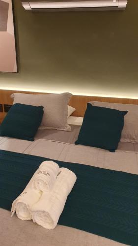 レシフェにあるFlat em Boa Viagem - Edifício Rooftop 470のベッド1台(枕2つ、タオル付)
