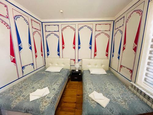 Ein Bett oder Betten in einem Zimmer der Unterkunft Chorminor 150 m to Old Town Free Dinner LA Coffee