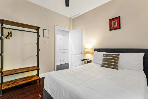 Ένα ή περισσότερα κρεβάτια σε δωμάτιο στο Luxury 3-Bedroom Oasis with Open Living Space & Designer Touches