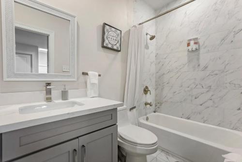 Ένα μπάνιο στο Luxury 3-Bedroom Oasis with Open Living Space & Designer Touches