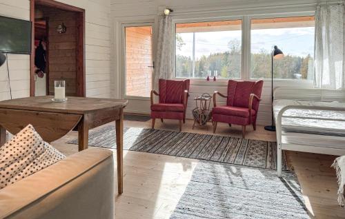 een woonkamer met een bed, een tafel en stoelen bij Beautiful Home In Rörvik With Wifi in Rörvik