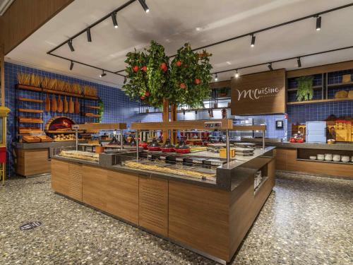 una panadería con una vitrina en una tienda en Mercure Trabzon Hotel, en Trabzon