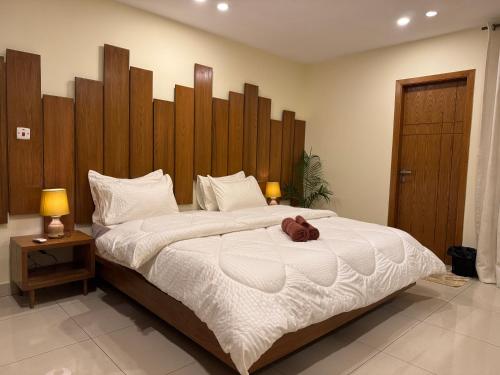 Кровать или кровати в номере The Skyluxe Designer Suite with Rooftop Pool