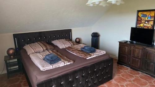a bedroom with two beds with towels on them at Ferienwohnung mit Pool am Rande von Dresden in Kesselsdorf