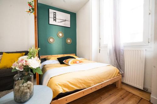 una camera da letto con un letto con uno specchio sul muro di T2 Moderne Plein Centre a Saint-Étienne
