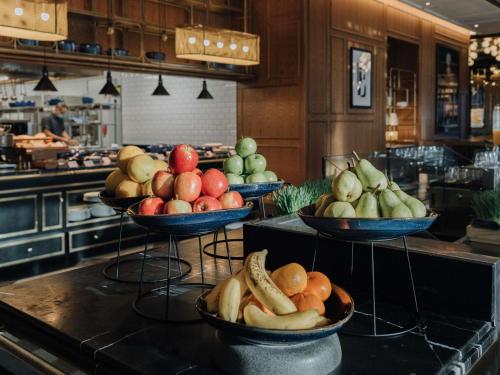 tres cestas de fruta en una barra en una cocina en Sofitel Adelaide, en Adelaida