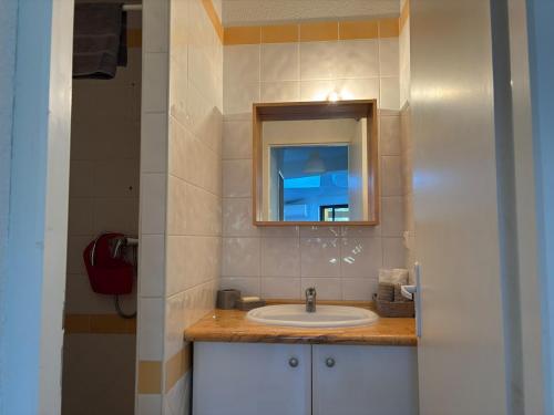 un baño con lavabo y espejo en Kôté Sea Apartment, en Seignosse