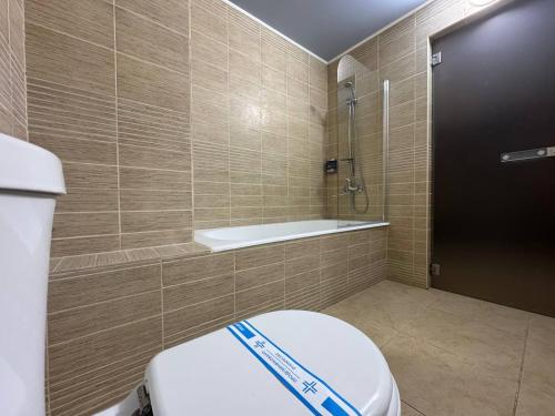 a bathroom with a toilet and a bath tub at Готель «Северинівка» in Severynivka
