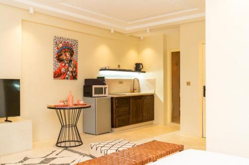 マラケシュにあるfantastic Apartmentのリビングルーム(キッチン、テーブル付)