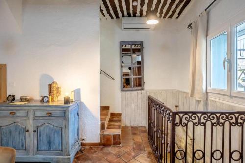ein Zimmer mit einer Treppe und einem blauen Holzschrank in der Unterkunft La maison du château in Fontaine-de-Vaucluse