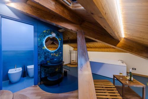 a bathroom with blue walls and a wooden ceiling at Palazzo Pastura B&B and Apartments in Catania