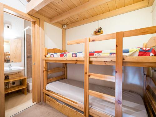 ein Etagenbettzimmer mit zwei Etagenbetten in der Unterkunft Grand Horizon 1 N403 2P8 in Morillon