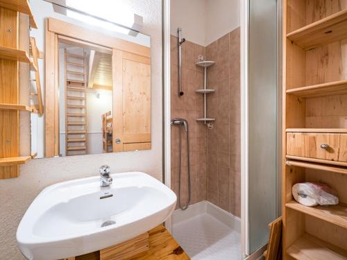 ein Badezimmer mit Waschbecken und Dusche in der Unterkunft Grand Horizon 1 N403 2P8 in Morillon