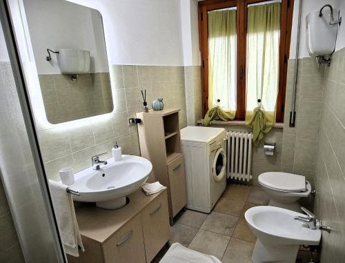 ein Badezimmer mit Waschbecken und Toilette in der Unterkunft Il Ciclista in Solfagnano Parlesca