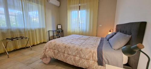 ein Schlafzimmer mit einem Bett und einem großen Fenster in der Unterkunft Il Ciclista in Solfagnano Parlesca