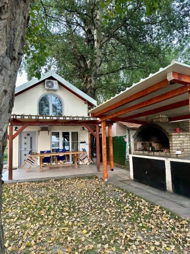 a house with a picnic table in front of it at Dadula na Dunavu in Kovin