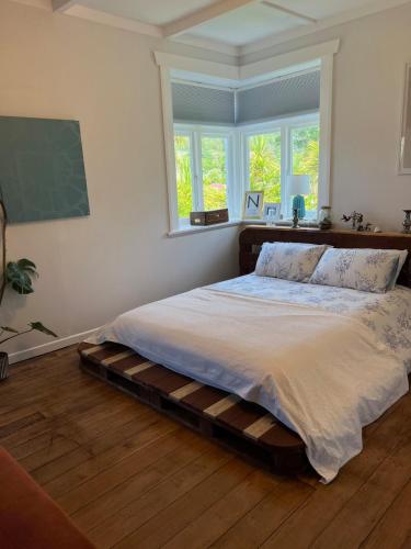 Postel nebo postele na pokoji v ubytování amelie, urban retreat awaits