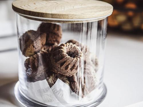 Un frasco de vidrio con galletas de chocolate dentro. en Mercure Belfort Centre, en Belfort