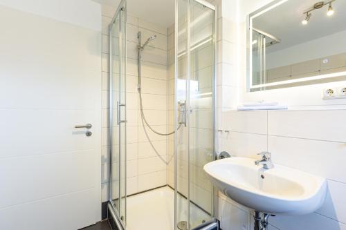 a bathroom with a sink and a shower at Boddenräuber 3 in Ahrenshoop