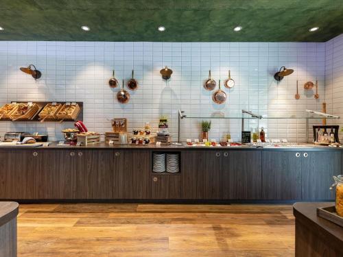 Una cocina grande con encimeras y utensilios de madera. en ibis Styles Hamburg Barmbek, en Hamburgo