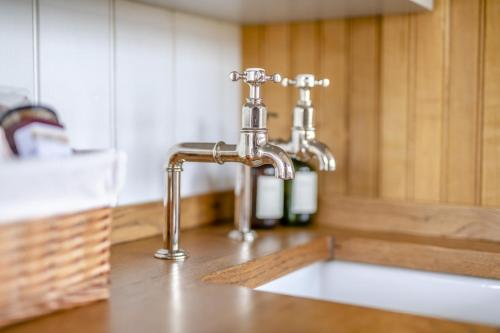 Cowlingにある1 Bed in Cowling oc-s30772のカウンターの洗面台