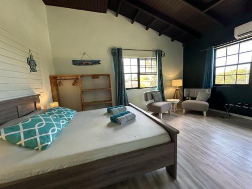 Postel nebo postele na pokoji v ubytování Woodstock Palmresort Curacao - Schildpadkamer