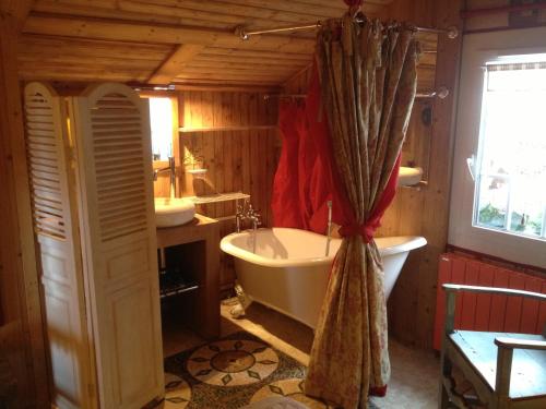 łazienka z wanną, toaletą i umywalką w obiekcie chalet des petits loups w Chamonix-Mont-Blanc