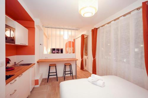 a room with a bed and a kitchen with a counter at Suite romantique avec Spa in La Celle-sous-Gouzon