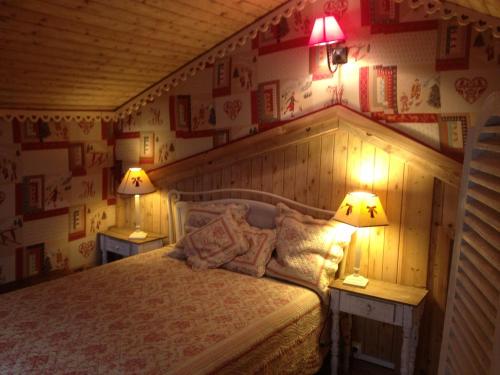 sypialnia z łóżkiem i dwoma lampami na dwóch stołach w obiekcie chalet des petits loups w Chamonix-Mont-Blanc