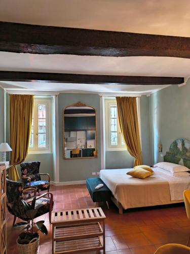 マントヴァにあるIl Sonetto - Boutique Apartmentの大きなベッドと椅子のある寝室