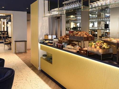 un panificio con un bancone da cucina di Mercure Paris Opera Lafayette a Parigi