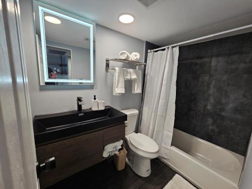Ένα μπάνιο στο Sunny Isles Oceanfront Apartment for Two