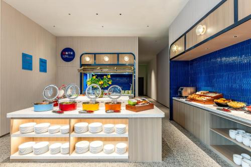 Una cocina con una encimera con comida y una pecera. en Holiday Inn Express Shanghai Changyang Road by IHG, en Shanghái