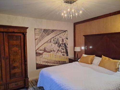 ein Schlafzimmer mit einem Bett und einem Gemälde an der Wand in der Unterkunft Gnaden -und Ferienhof Saale Wittgenstein in Schorstedt