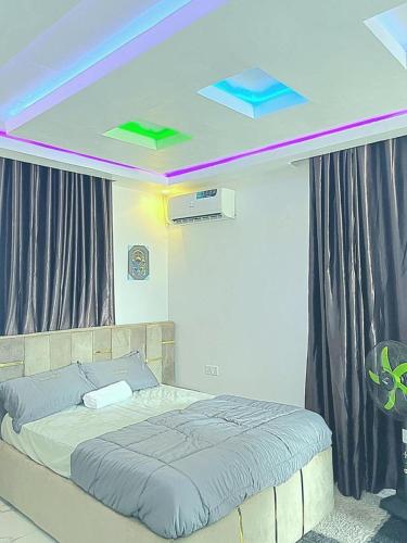un dormitorio con una cama en una habitación en LuxeHaven Apartment, en Loburo