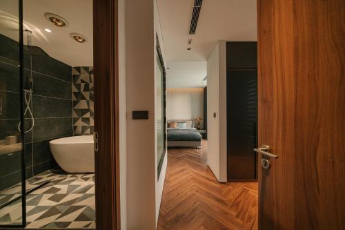 une salle de bains avec baignoire et toilettes et une chambre dans l'établissement Sunset view Sky Villa in Ecopark resort with private pool, à Cong Luận