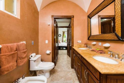 Koupelna v ubytování Beachfront Easy Beach Access, Security & Cameras