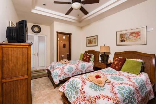 Postel nebo postele na pokoji v ubytování Beachfront Easy Beach Access, Security & Cameras