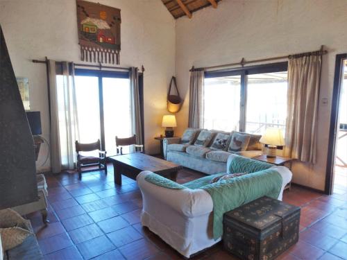 プンタ・デル・ディアブロにあるCasa TANIKAのソファとテーブルのあるリビングルーム